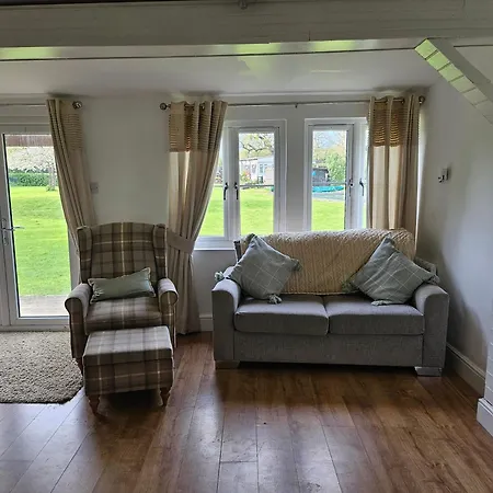 Remarkable 1-Bed Cabin In Dunmow Great Dunmow Exterior photo